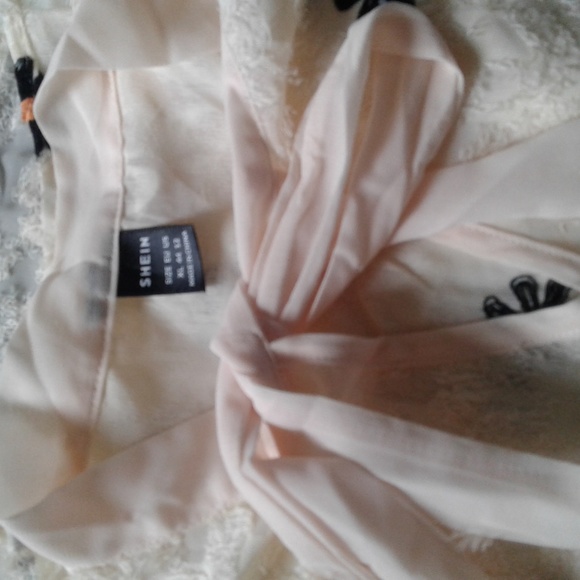 Cream flowered blouse - Picture 3 of 3